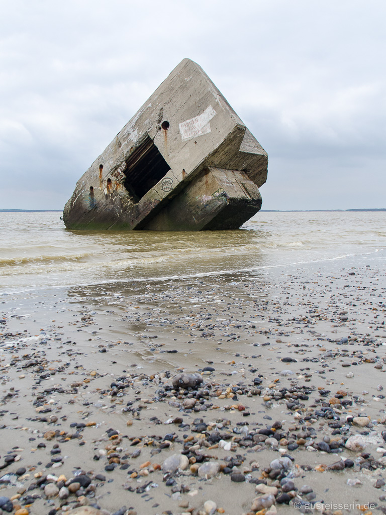 Umgestürzter Bunker an der Pointe du Hourdel