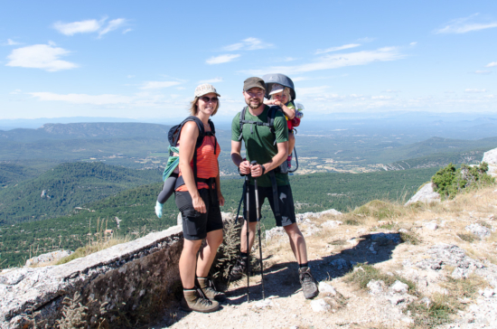 Beim Wandern sind Gefährte keine Option. Im französischen St. Baume Massif sind wir mit Kraxe und Babytrage gewandert. Kombi Babytrage/Kraxe zum Wandern
