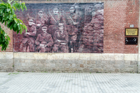 Die Machart der Plakate finde ich sehr gelungen: Maueroptik im Bild auf Mauer geklebt. Super Idee! Plakat mit Kriegsmotiv in Amiens