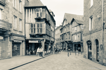 Der Sepia-Effekt kitzelt noch etwas mehr Mittelalter aus der Aufname heraus, findet ihr nicht auch? Straßenszene in Dinan, Sepia-Effekt