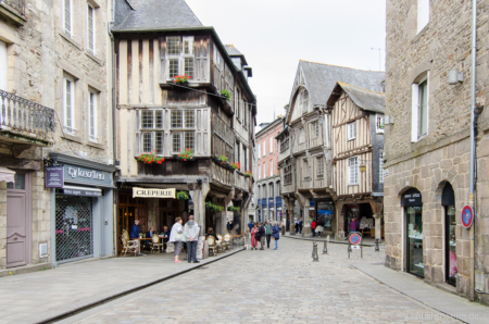 Straßenszene in Dinan Straßenszene in Dinan