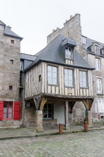 Fachwerkhaus auf einer Unterkonstruktion aus Stein, ein Markenzeichen der ganz alten Häuser in Dinan. Fachwerkhaus in Dinan