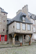 Fachwerkhaus auf einer Unterkonstruktion aus Stein, ein Markenzeichen der ganz alten Häuser in Dinan. Fachwerkhaus in Dinan