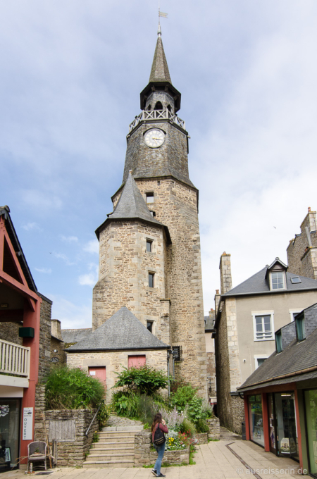 158 Stufenführen zur Aussichtsplattform hoch. Mit den Kids hatten wir schlicht keine Lust. Der Turm wirkt aber auch von unten imposant. Tour de l'Horloge