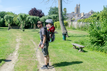 In guten sechs Minuten erreicht man die Altstadt zu Fuß. Fußweg nach Dol