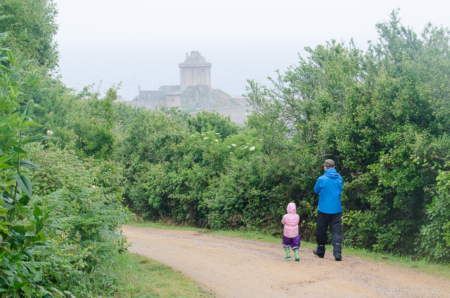 Bei Dunst und Nieselregen liefen wir hinunter zum Fort de la Latte. Fußweg vom Parkplatz zum Fort de la Latte