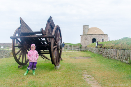 ... diese "Was ist das?"-Frage schon. Holzwagen im Fort de la Latte