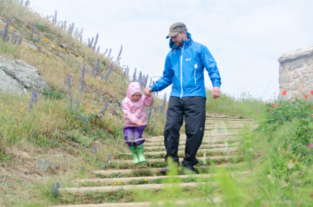 Juchu, Treppenhüpfen! Lotta hat sich bei der Fort-Besichtigung nicht gelangweilt. Treppenhüpfen