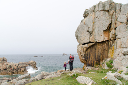 Hohe Felsen, holprige Wege und tosende Brandung - so macht auch Kleinkindern das Wandern Spaß. Küste in Plougrescant