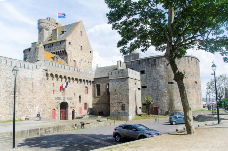 Eine Festungsstadt wie Saint-Malo braucht natürlich auch ein standesgemäßes Rathaus, ein Château eben. Château/Rathaus von Saint-Malo