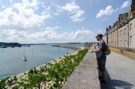 Schiffe gucken - was Mann halt gerne so macht. Meiner jedenfalls. Saint-Malo: Blick Richtung Fährhafen