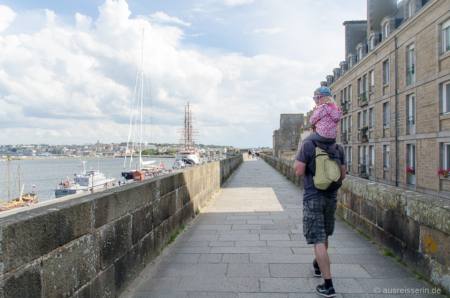 Gute Aussicht auf das Bassin Vauban, nicht nur für kleine Leute auf Papas Schultern. Saint-Malo: Aussicht auf das Bassin Vauban