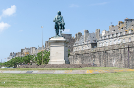 Der Admiral Bertrand François Mahé de La Bourdonnais begrüßt uns auf dem Weg in die Ville Close. Admiral Bertrand François Mahé de La Bourdonnais