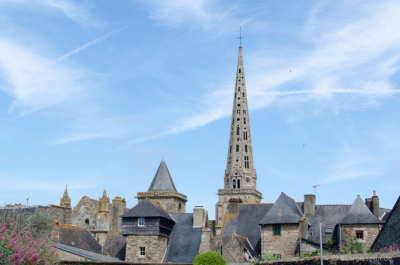 So gehört sich das: Die Kathedrale ist das höchste Gebäude der Stadt. Stadtblick und Kirchturm in Tréguier