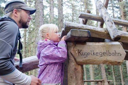 Gespannte Blicke. Wer ist mehr fasziniert: Papa oder Tochter? Gespannte Blicke. Wer ist mehr fasziniert: Papa oder Tochter?