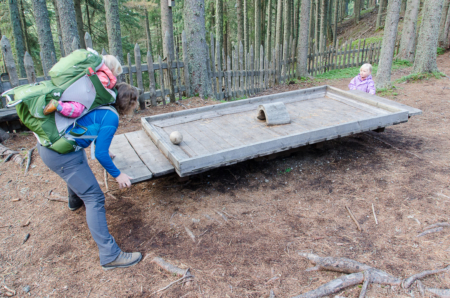 Gar nicht so leicht: Die Kugel muss durch den Tunnel manövriert werden. Gar nicht so leicht: Die Kugel muss durch den Tunnel manövriert werden.