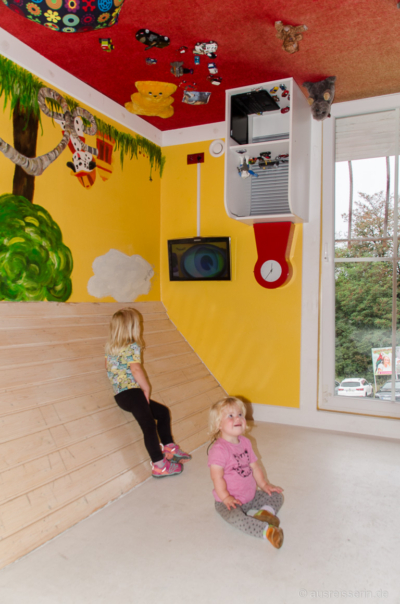 Lotta und Leni inspizieren das Kinderzimmer, das auf dem Kopf steht Lotta und Leni inspizieren das Kinderzimmer, das auf dem Kopf steht