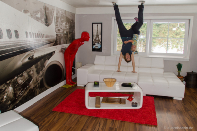 Gut gelungen: Lotta und ich sehen doch wirklich sportlich aus. Fotospaß im Haus steht Kopf in Tirol