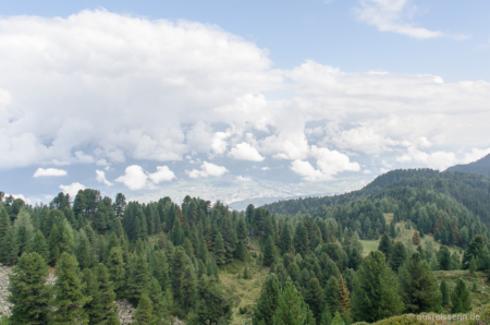Schöner Blick ins Inntal, auch wenn die Wolken leider die Aussicht auf das Karwendel verstellt haben. Schöner Blick ins Inntal, auch wenn die Wolken leider die Aussicht auf das Karwendel verstellt haben.