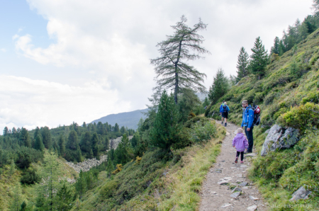 Auch für Wanderzwerge ist der Zirbenweg an vielen Stellen leicht zu laufen. Auch für Wanderzwerge ist der Zirbenweg an vielen Stellen leicht zu laufen.