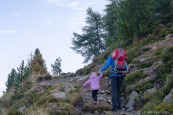 Für kleine Beine sind solche Bergaufstücke anstrengend, aber an Papas Hand läuft es. Für kleine Beine sind solche Bergaufstücke anstrengend, aber an Papas Hand läuft es.