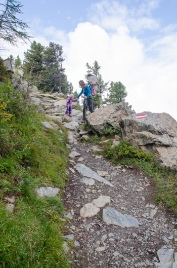 Als Erwachsener: Easy. Mit Kraxe: Medium. Mit Kraxe plus Kleinkind an der Hand: Herausfordernd. Als Erwachsener: Easy. Mit Kraxe: Medium. Mit Kraxe plus Kleinkind an der Hand: Herausfordernd.