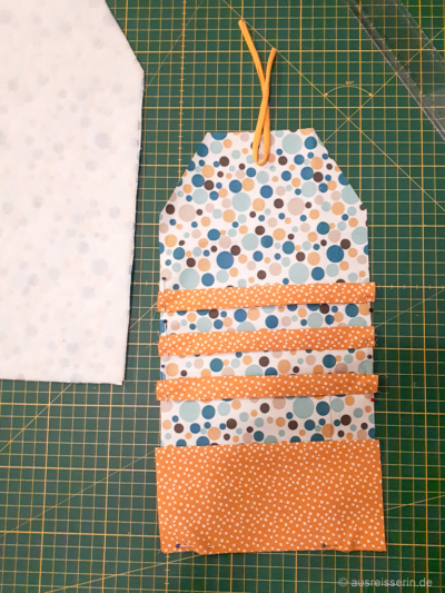 So werden die Einzelteile festgesteckt und an der Innenseite fixiert. So werden die Einzelteile festgesteckt und an der Innenseite fixiert.