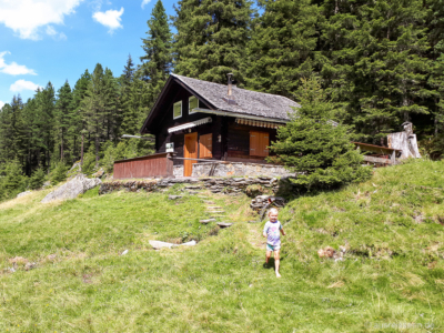 Lotta hat mal flott das Hüttenumfeld erkundet. Fazit: Wir können ja dort einziehen. Okay! Schwarzbrunn