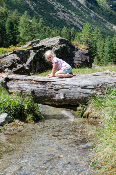 Lotta hat sich doch lieber für die Krabbelvariante entschieden. Sicher ist sicher. Lotta hat sich doch lieber für die Krabbelvariante entschieden. Sicher ist sicher.
