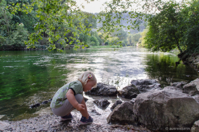 Nur 200 Meter weiter ist die Sorgue schon ein breiter Fluss geworden. Lotta spielt am Ufer der Sorgue