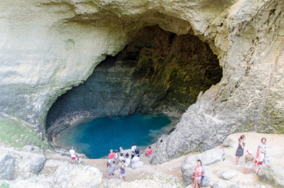 Bei Niedrigwasser kommt die fünftgrößte Quelle der Welt recht unscheinbar daher. Sorgue-Quelle bei Niedrigwasser