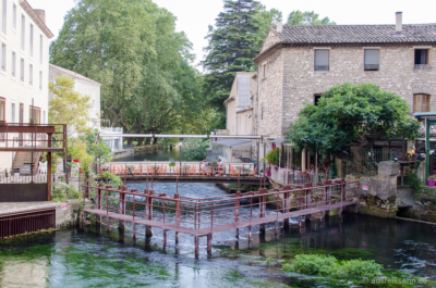 Hier kann man direkt über dem Fluss speisen. Fontaine-de-Vaucluse