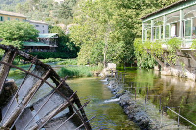 Fontaine-de-Vaucluse ist sehr idyllisch gelegen, aber durch die Sorgue-Quelle seeeehr touristisch. Fontaine-de-Vaucluse