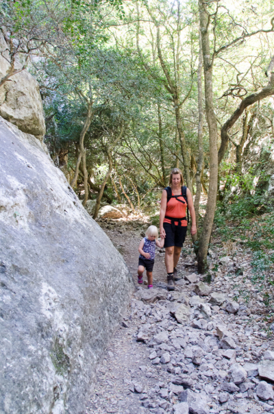 "Pipileicht" für Erwachsene, für eine 2,5-Jährige aber schon anstrengend. Steinige Passagen sind für Kleinkinder schon anstregend
