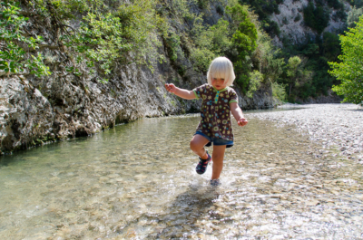 ... denn Kleinkinder lieben Steine und Wasser, besonders in Kombination. Mit Kleinkind durch die Gorge du Toulourenc