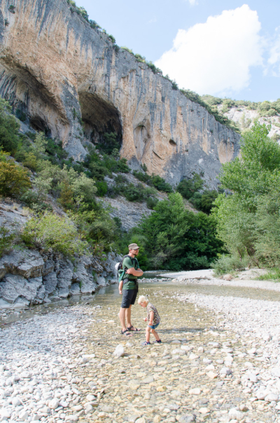 Eine Wanderung mit Kleinkindern durch den Fluss dauert... Wasserwanderung in der Gorge du Toulourenc