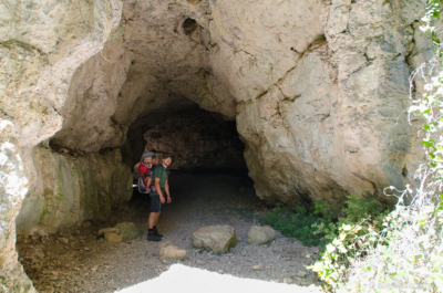 Immer wieder passieren wir Höhlen und Durchgänge. Immer wieder passieren wir Höhlen und Durchgänge.