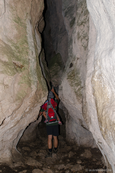Jan zeigt Lotta, wie hoch die Felsen sind, durch die sich der Spalt zieht. Jan zeigt Lotta, wie hoch die Felsen sind.