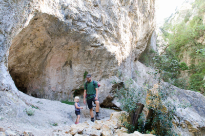 Jan und Lotta vor einer der steinzeitlichen Höhlen der Gorges du Régalon Jan und Lotta vor einer der steinzeitlichen Höhlen der Gorges du Régalon