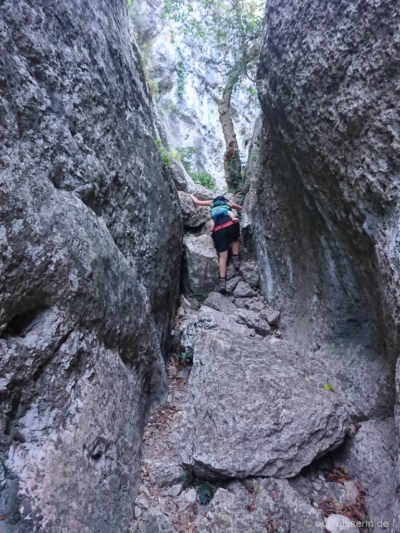 Beim Klettern mit Baby auf dem Rücken muss man in den Gorges du Régalon schon gut aufpassen! Beim Klettern mit Baby auf dem Rücken muss man in den Gorges du Régalon schon gut aufpassen!
