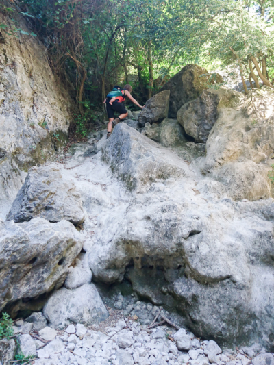 Ich muss immer darauf achten, mich nicht zu weit nach vorne zu beugen, das mochte Leni auf meinem Rücke gar nicht. Die Hände brauche ich zum Klettern.