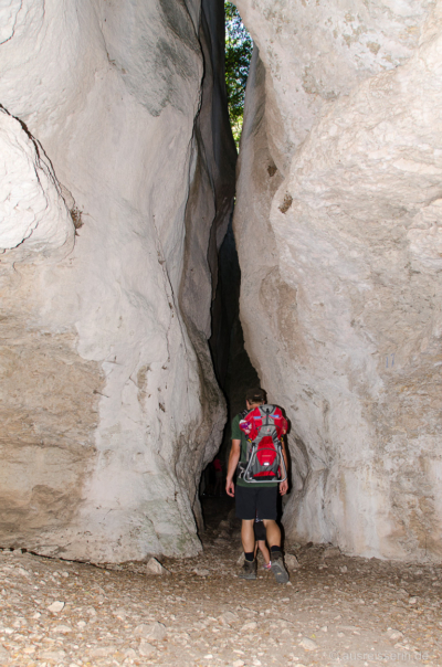 Auf dem Rückweg ist unsere große Entdeckerin selbst durch den schmalen Felsspalt gelaufen. Auf dem Rückweg ist unsere große Entdeckerin selbst durch den schmalen Felsspalt gelaufen.