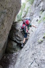 Die fehlenden Trittstufen kann man eigentlich gut ausgleichen, mit Kind auf dem Rücken ist das allerdings deutlich anstrengender. Fehlender Trittstufen in den Gorges du Régalon