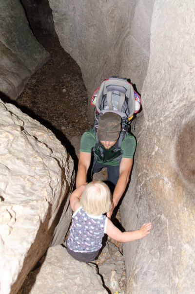 Lotta fand die Kraxelei toll! Wir haben manchmal echten (Angst-)Schweiß auf der Stirn gehabt. Als Kleinkind durch die Gorges du Régalon