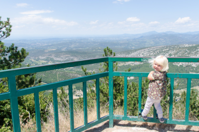 Aussicht von unserem Picknickplatz bei der Abfahrt in Richtung Malaucène. Aussicht von unserem Picknickplatz bei der Abfahrt in Richtung Malaucène.