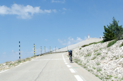 Die steilste Steigung beträgt 9% - da musste sich selbst unser Camper ordentlich anstrengen. Radfahrer am Mont Ventoux