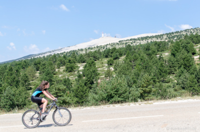 Über 20 km, je nach Startort 1.300 - 1.600 Höhemeter... mit dem Rad ist das nichts für mich! Radfahrerin am Mont Ventoux
