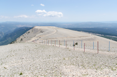 Über Steine und Geröll schlängelt sich der Wanderweg die letzten Meter hoch bis zum Gipfel des Mont Ventoux. Wanderweg zum Gipfel des Mont Ventoux