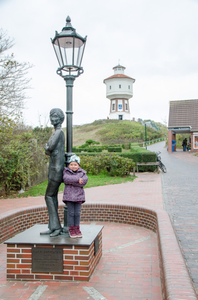 Lotta und Lale Andersen vor dem Langeooger Wasserturm