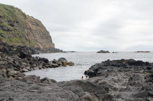 Über eine Treppe steigt man ins Naturschwimmbecken Ponta Da Ferraria Naturschwimmbecken Ponta Da Ferraria